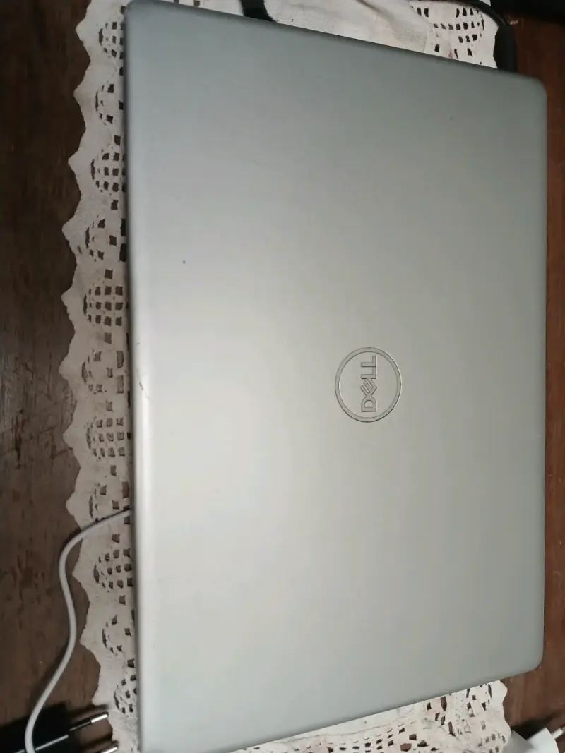 Laptop Dell con pantalla grande y cargador - 1