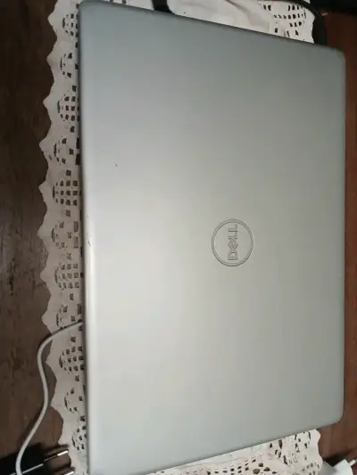 Laptop Dell con pantalla grande y cargador - miniatura 1