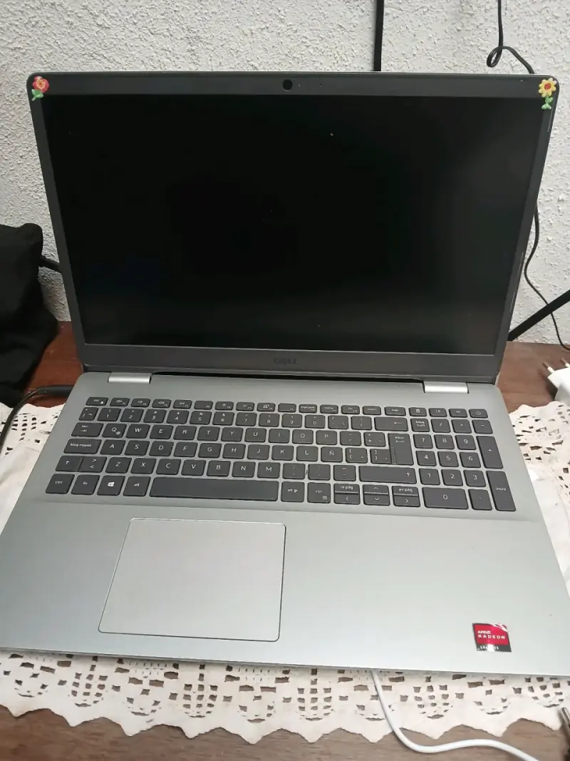 Laptop Dell con pantalla grande y cargador - 2