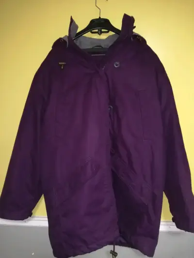 Abrigo morado con capucha para invierno - miniatura 1