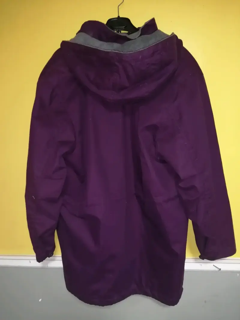 Abrigo morado con capucha para invierno - 2