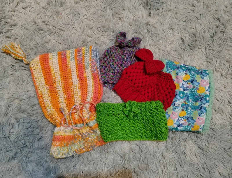 Conjunto de gorros y bufandas tejidos a mano - 2