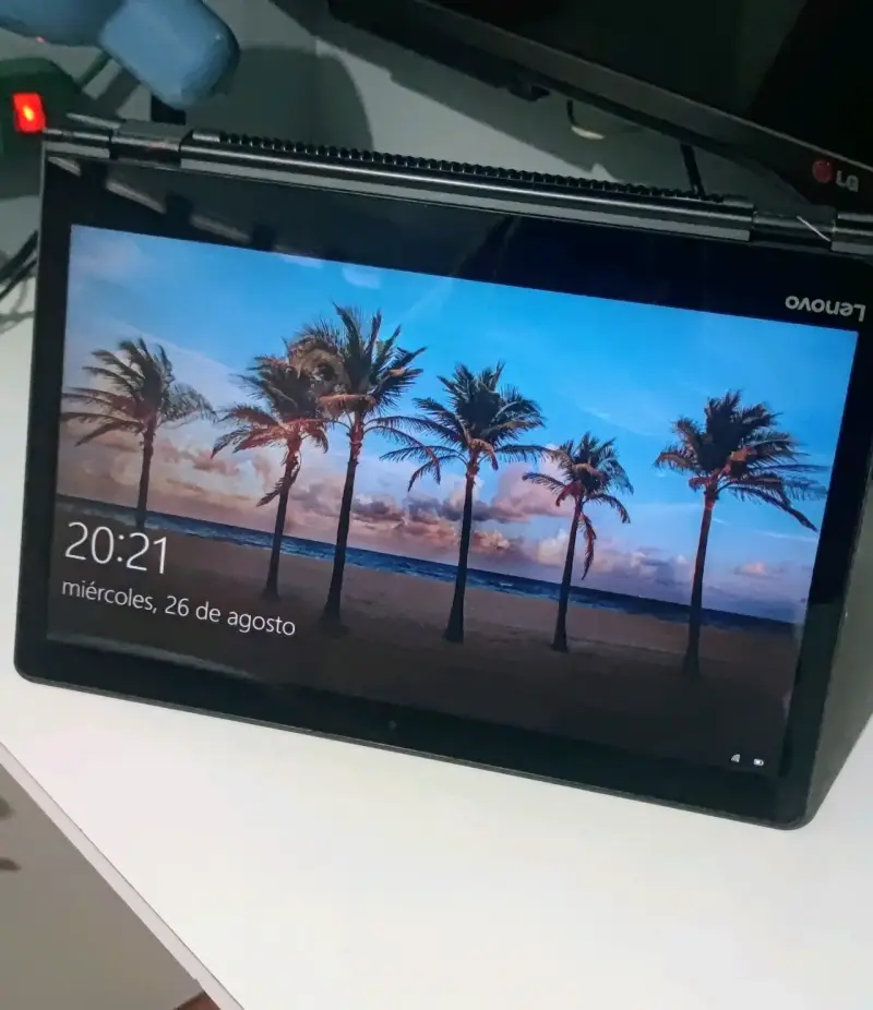 Laptop Lenovo convertible con diseño único - 4