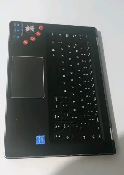 Laptop Lenovo convertible con diseño único - miniatura 6