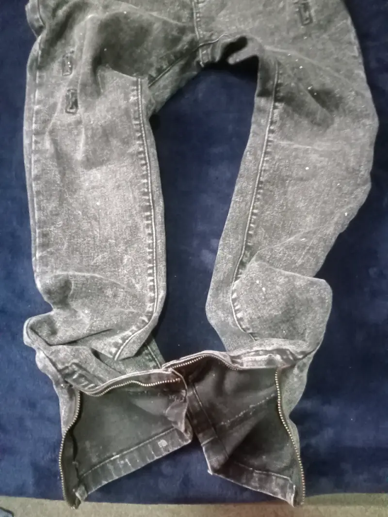 Jeans grises desgastados con cierre en tobillo - 2