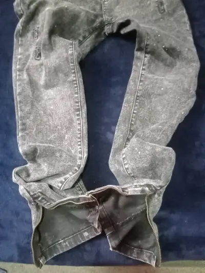 Jeans grises desgastados con cierre en tobillo - miniatura 2