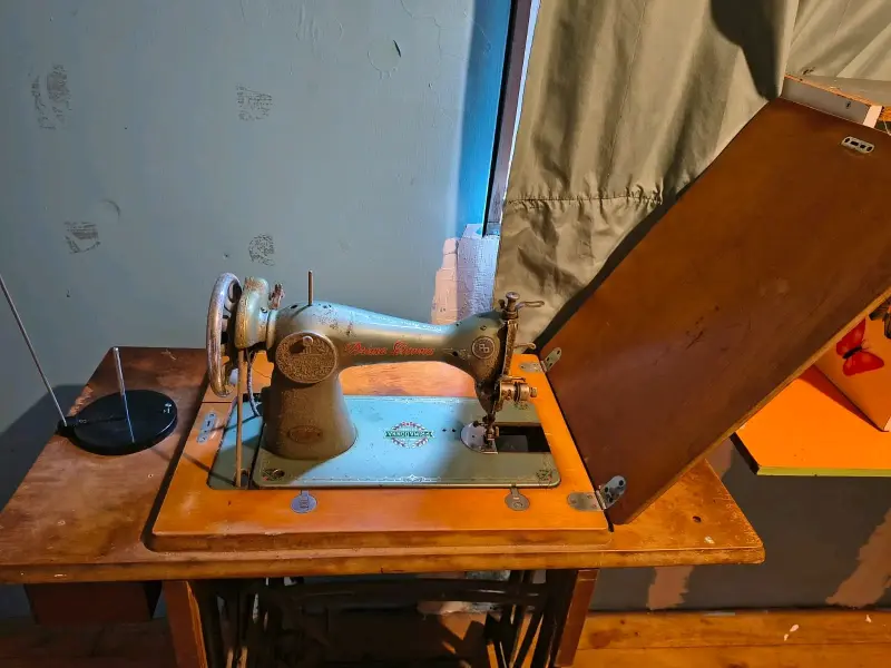Máquina de Coser Antigua con Mesa - 2