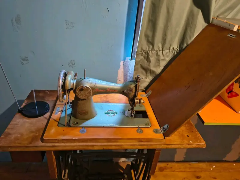 Máquina de Coser Antigua con Mesa - 3