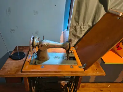 Máquina de Coser Antigua con Mesa - miniatura 3