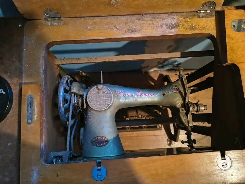 Máquina de Coser Antigua con Mesa - 4