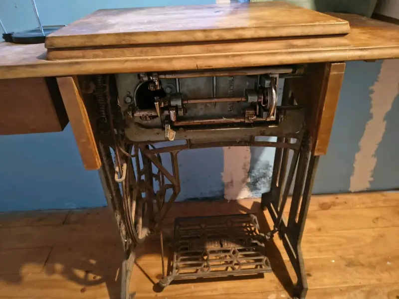Máquina de Coser Antigua con Mesa - 5