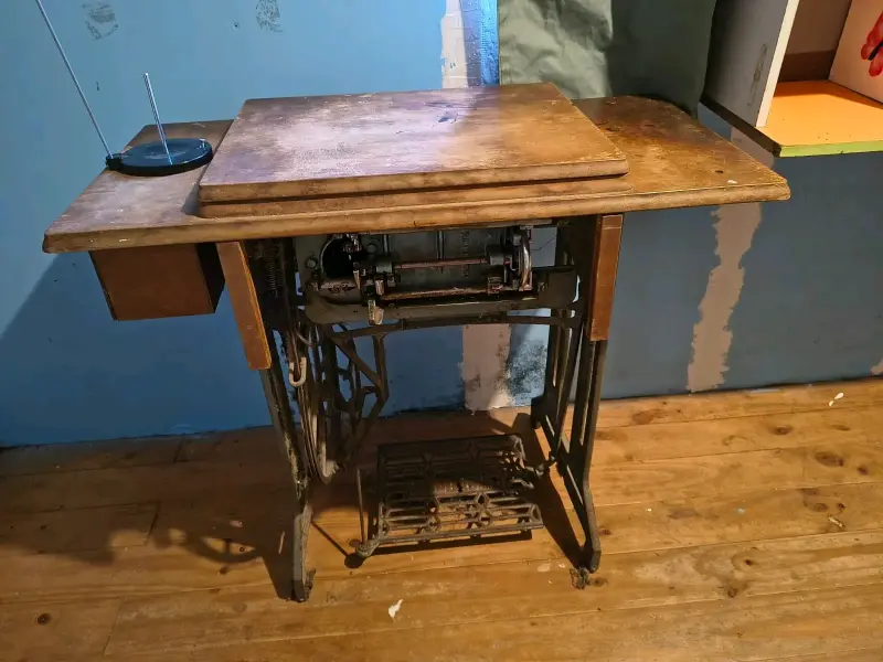 Máquina de Coser Antigua con Mesa - 6