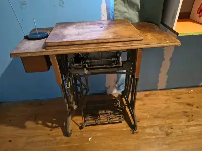 Máquina de Coser Antigua con Mesa - miniatura 6