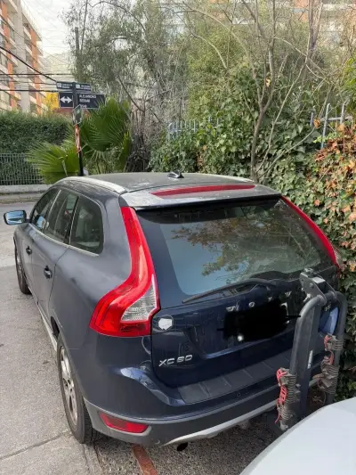 Volvo XC60 SUV azul en buen estado - miniatura 2