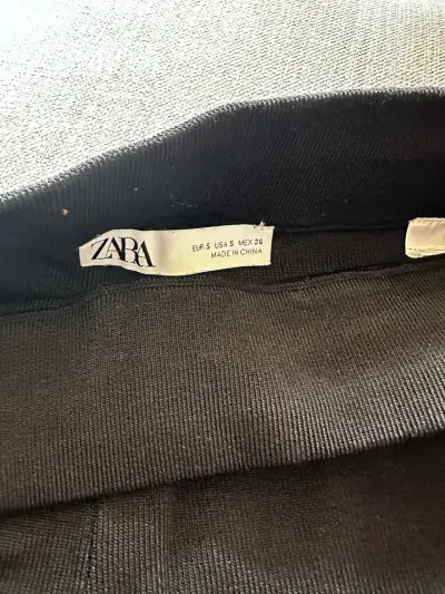 Calza Pantalón negro Zara con ojales decorativos - miniatura 2