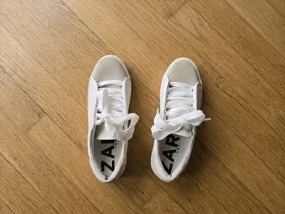 Zapatillas blancas de mujer Zara casuales - miniatura 1