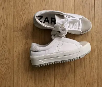 Zapatillas blancas de mujer Zara casuales - miniatura 2