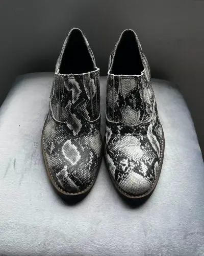 Botines de cuero con estampado de serpiente - miniatura 1