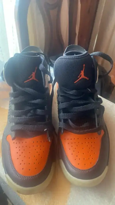 Zapatillas deportivas Jordan negras y naranjas - miniatura 1