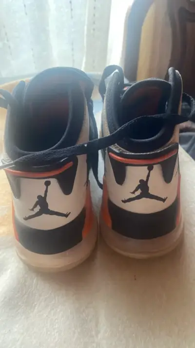 Zapatillas deportivas Jordan negras y naranjas - miniatura 2