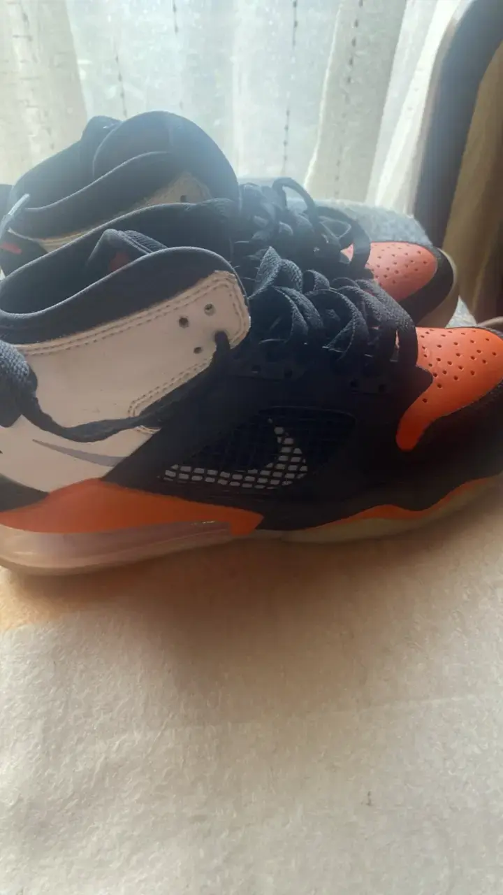 Zapatillas deportivas Jordan negras y naranjas - 3