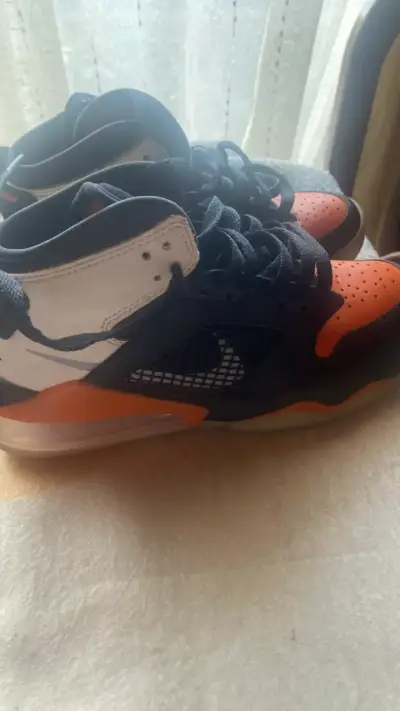 Zapatillas deportivas Jordan negras y naranjas - miniatura 3