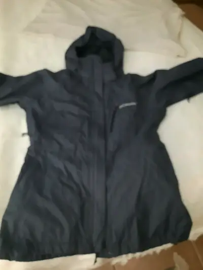 Chaqueta impermeable con capucha para hombre - miniatura 1