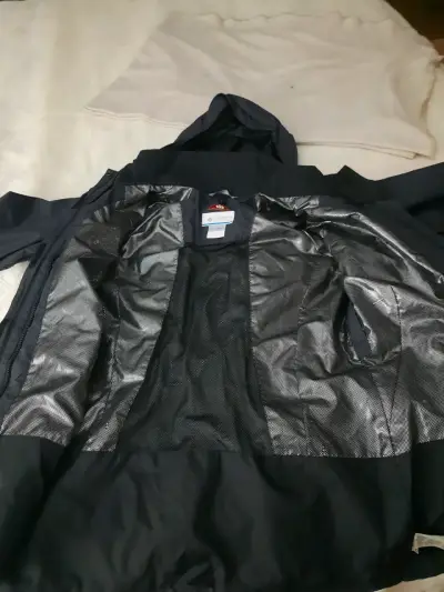 Chaqueta impermeable con capucha para hombre - miniatura 2