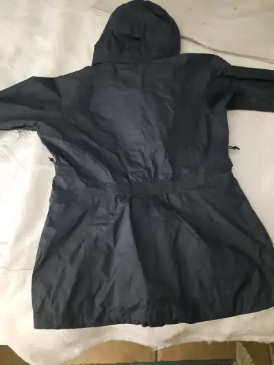 Chaqueta impermeable con capucha para hombre - miniatura 4