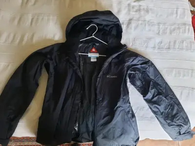 Chaqueta impermeable con capucha para hombre - miniatura 5