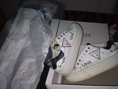 Zapatillas blancas Guess Love en buen estado - miniatura 1
