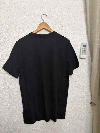 Polera negra con logo bordado - miniatura 1