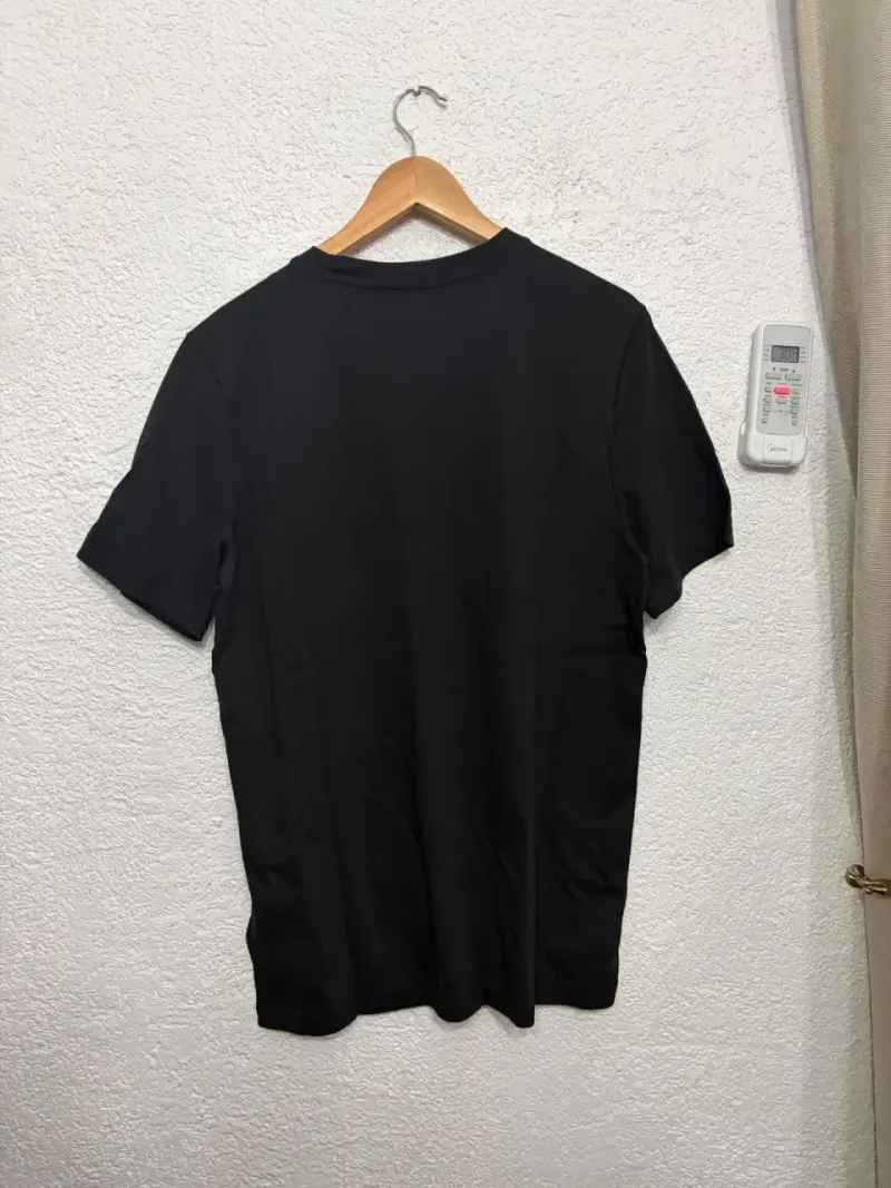 Polera negra con logo bordado - 2