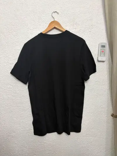 Polera negra con logo bordado - miniatura 2