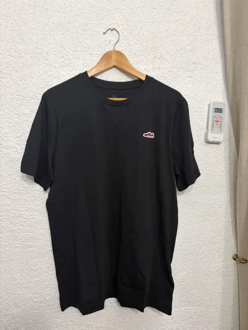Polera negra con logo bordado - 3