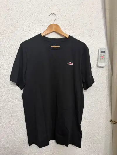 Polera negra con logo bordado - miniatura 3