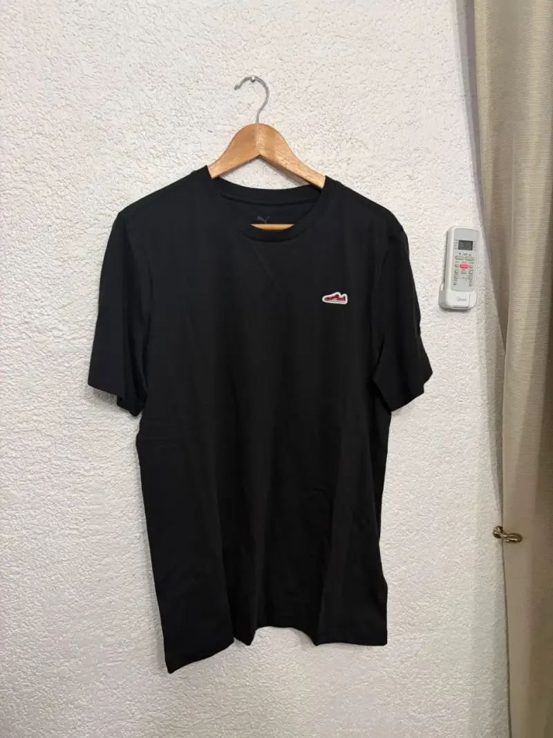 Polera negra con logo bordado - 4