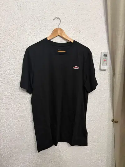 Polera negra con logo bordado - miniatura 4