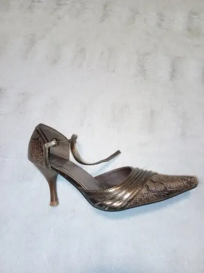 Zapato de tacón alto dorado elegante - miniatura 1