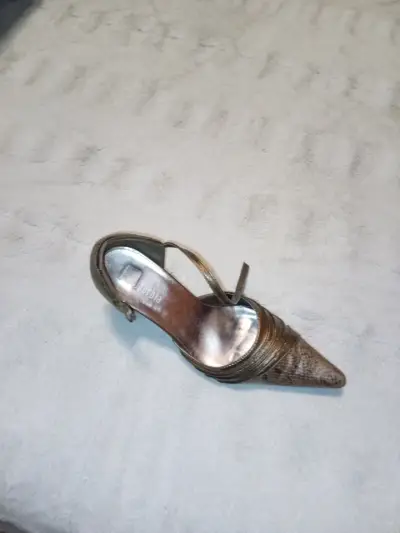 Zapato de tacón alto dorado elegante - miniatura 2