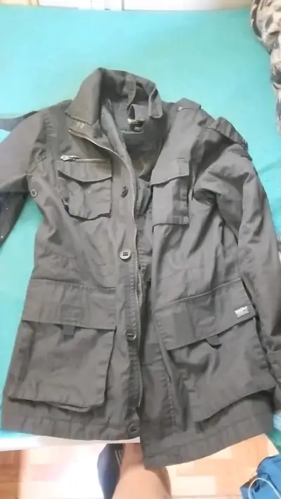 Chaqueta negra con múltiples bolsillos - miniatura 1