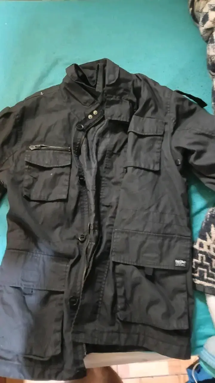 Chaqueta negra con múltiples bolsillos - 2