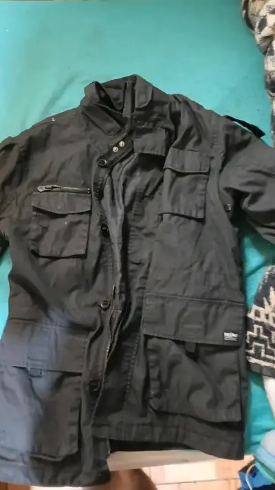 Chaqueta negra con múltiples bolsillos - miniatura 2