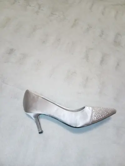 Zapato de Tacón Plateado con Detalles Brillantes - miniatura 1