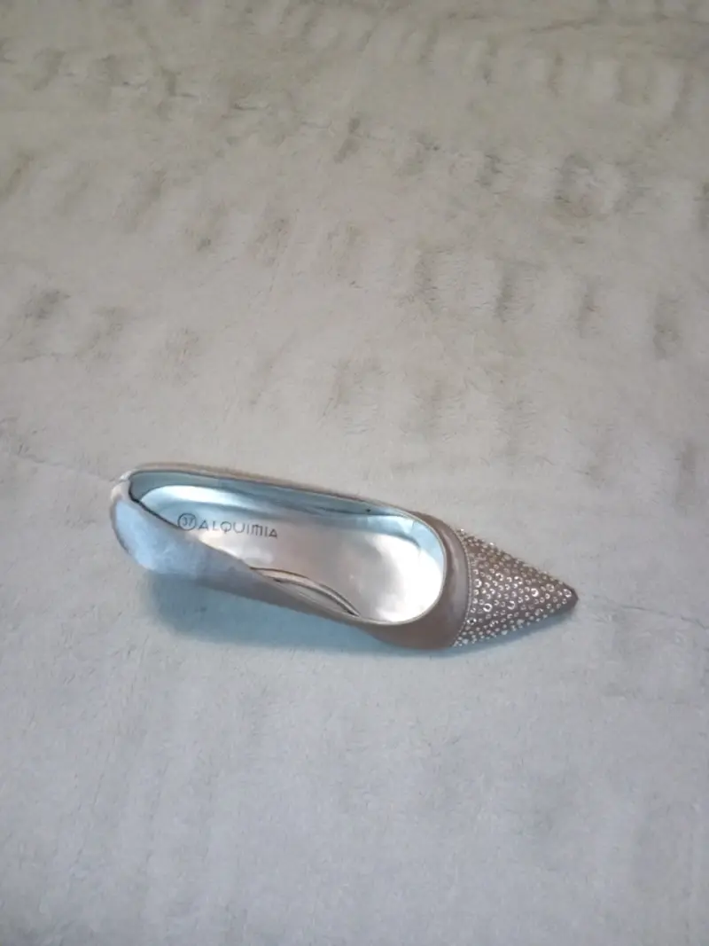 Zapato de Tacón Plateado con Detalles Brillantes - 2