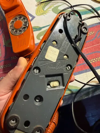 Teléfono vintage naranja con cable Trimline - miniatura 3