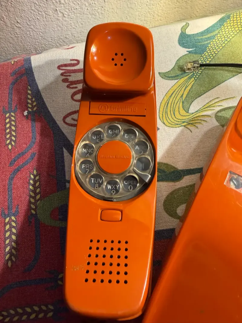 Teléfono vintage naranja con cable Trimline - 5