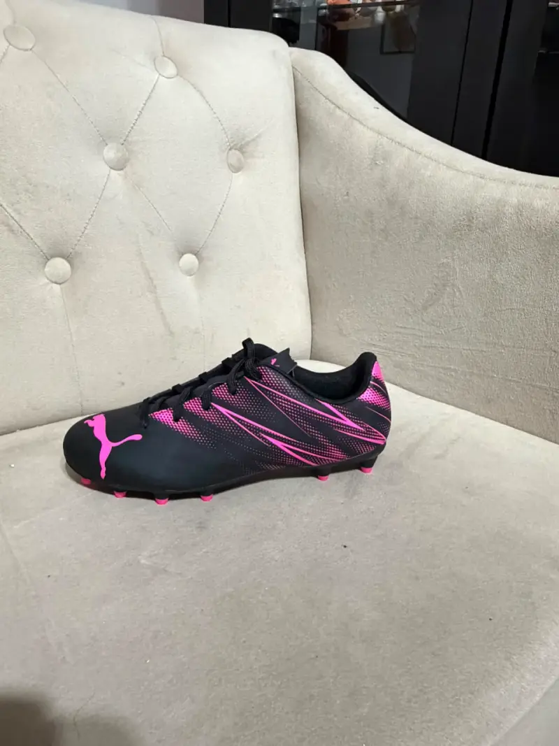 Botines de fútbol Puma negros y rosados - 1
