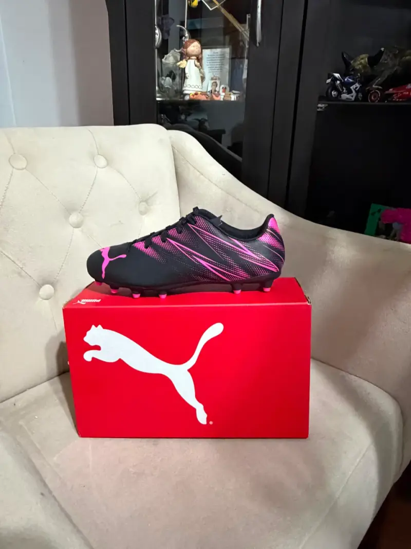 Botines de fútbol Puma negros y rosados - 2