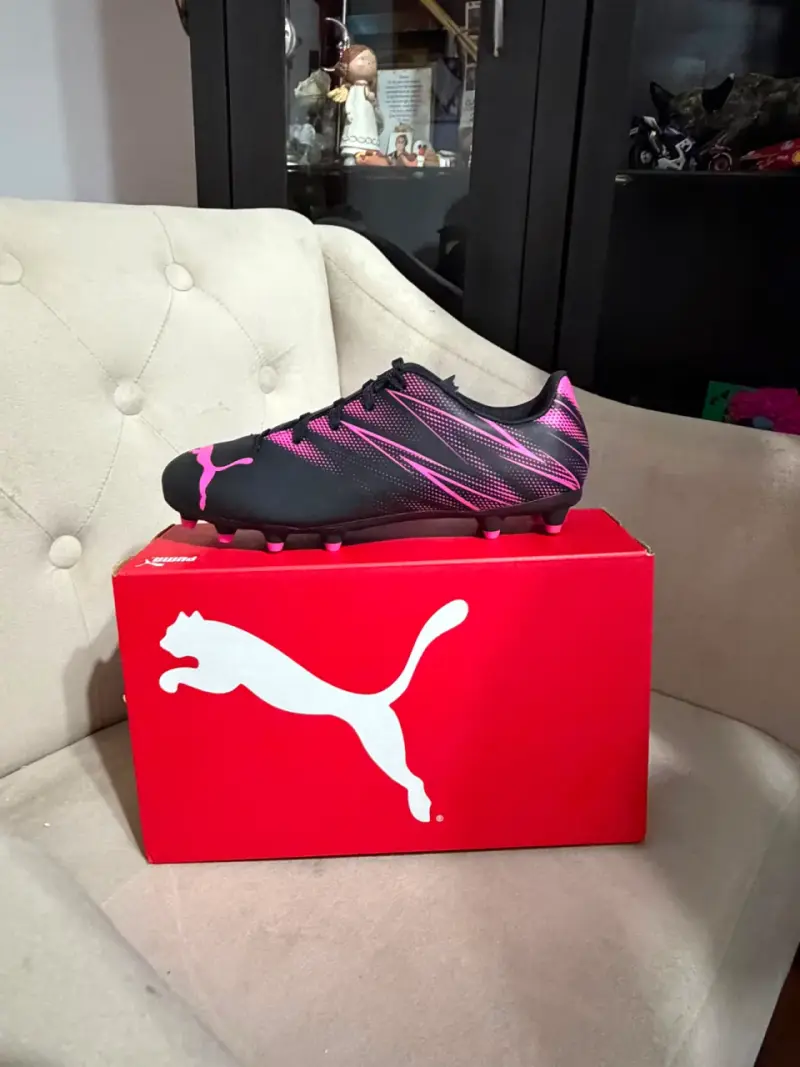Botines de fútbol Puma negros y rosados - 4